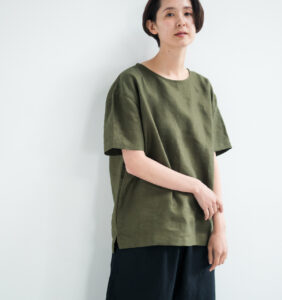 LOOSY:T2 リネン100％Tシャツ　オリーブカラー　着用画像