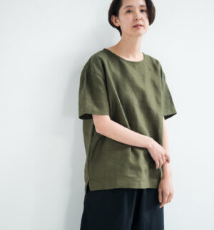 LOOSY:T2 リネン100％Tシャツ　オリーブカラー　着用画像