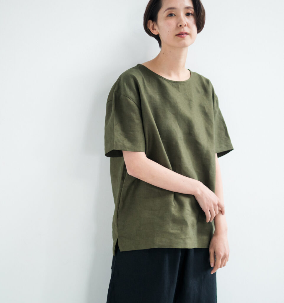 LOOSY:T2 リネン100％Tシャツ　オリーブカラー　着用画像