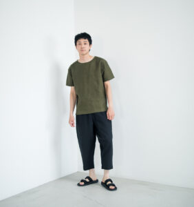 LOOSY:T2 リネン100％Tシャツ　オリーブカラー　着用画像