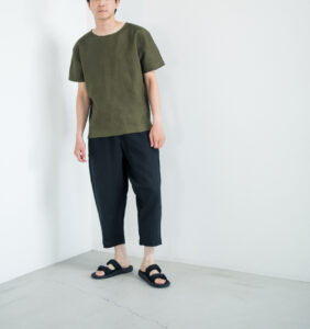 LOOSY:T2 リネン100％Tシャツ　オリーブカラー　着用画像