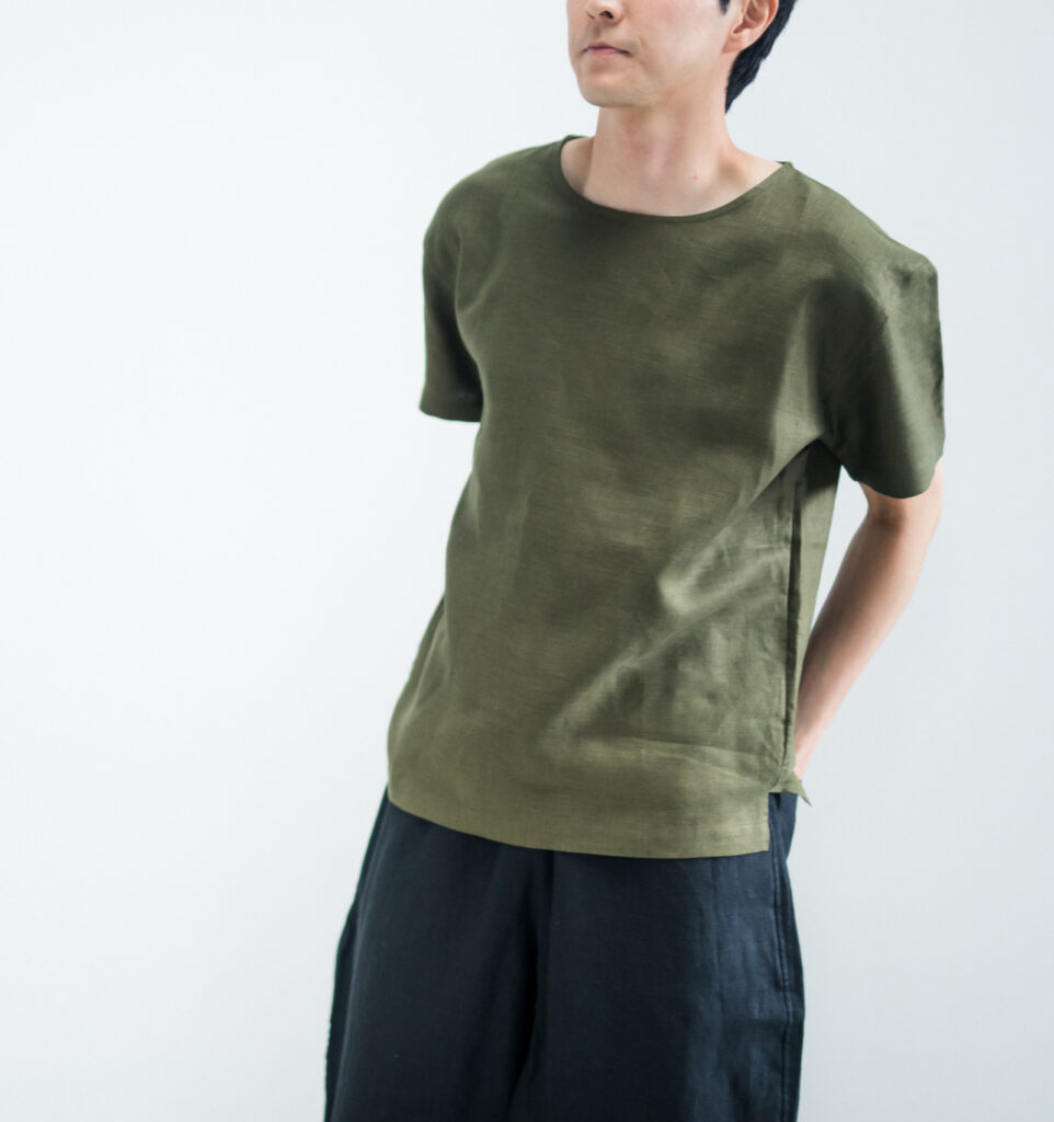 LOOSY:T2 リネン100％Tシャツ　オリーブカラー　着用画像