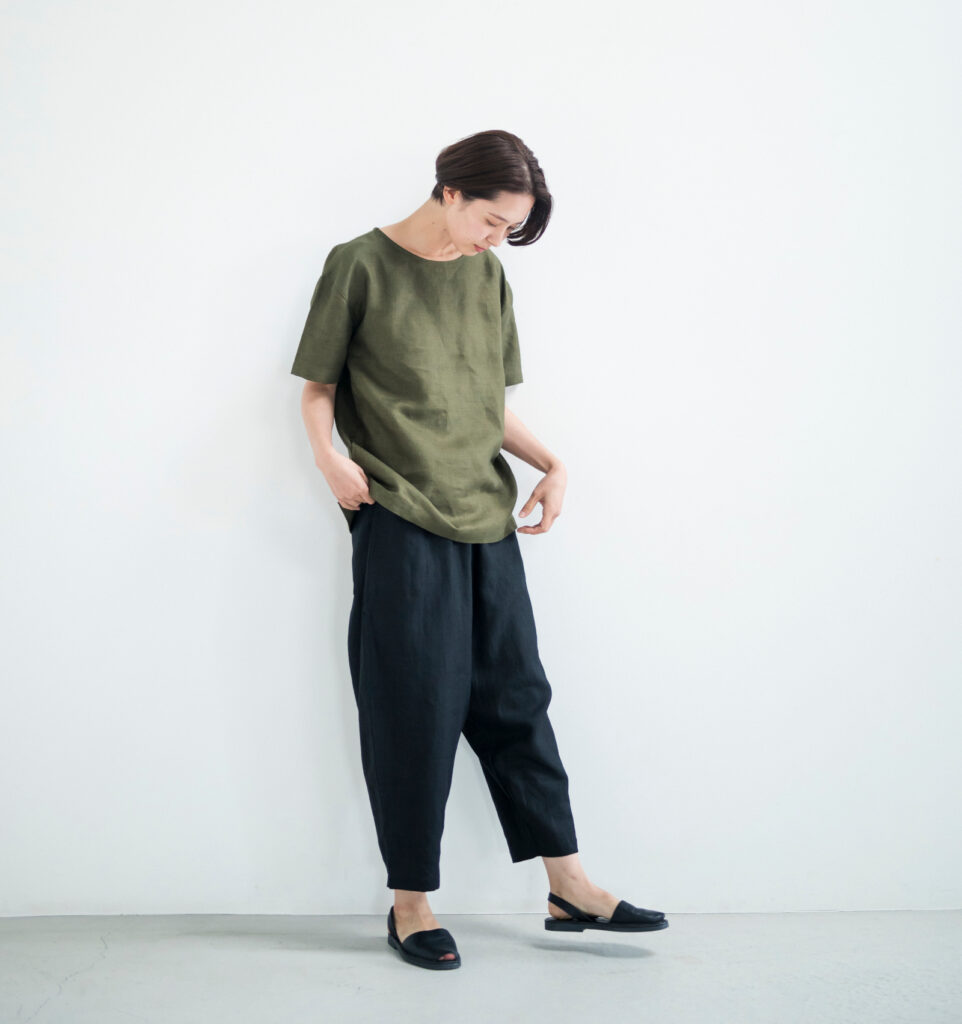 LOOSY:T2 リネン100％Tシャツ　オリーブカラー着用画像
