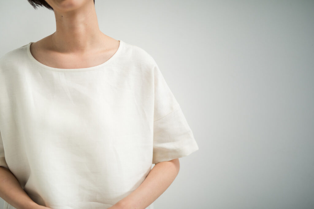 LOOSY:T2 リネン100％Tシャツ　エクリュホワイト　着用画像