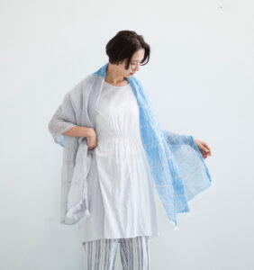 SHIBO　リネンコットンツートンショール　ブライトブルー　着用画像