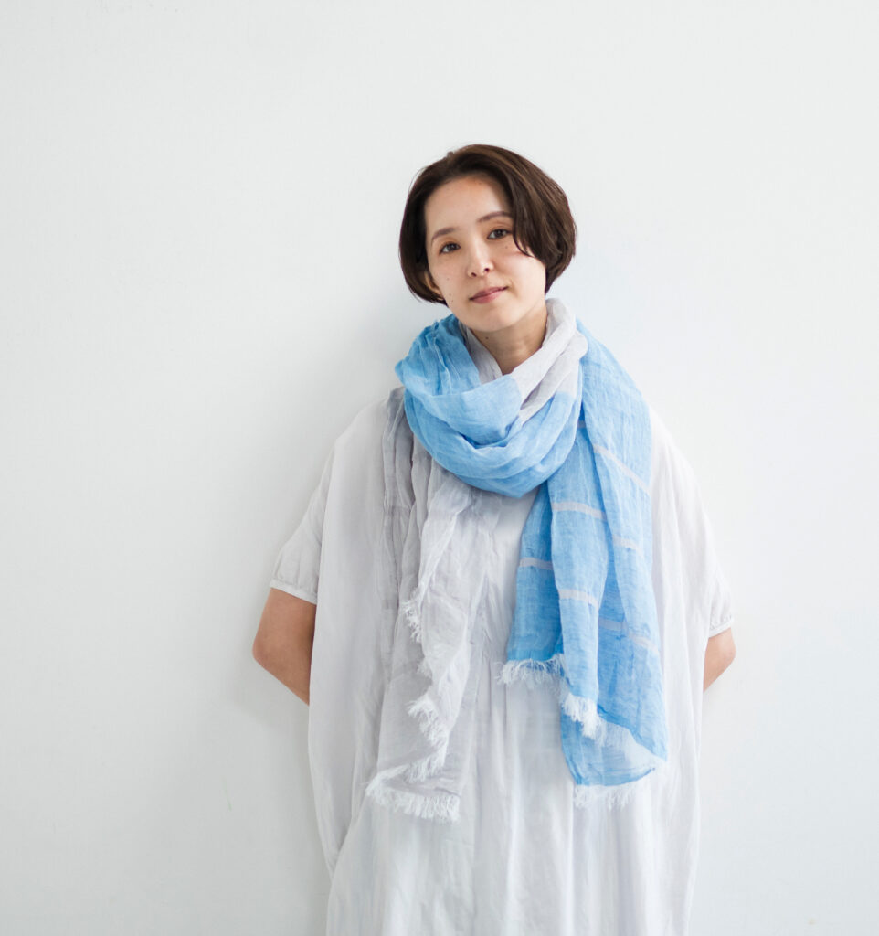 SHIBO　リネンコットンツートンショール　ブライトブルー　着用画像