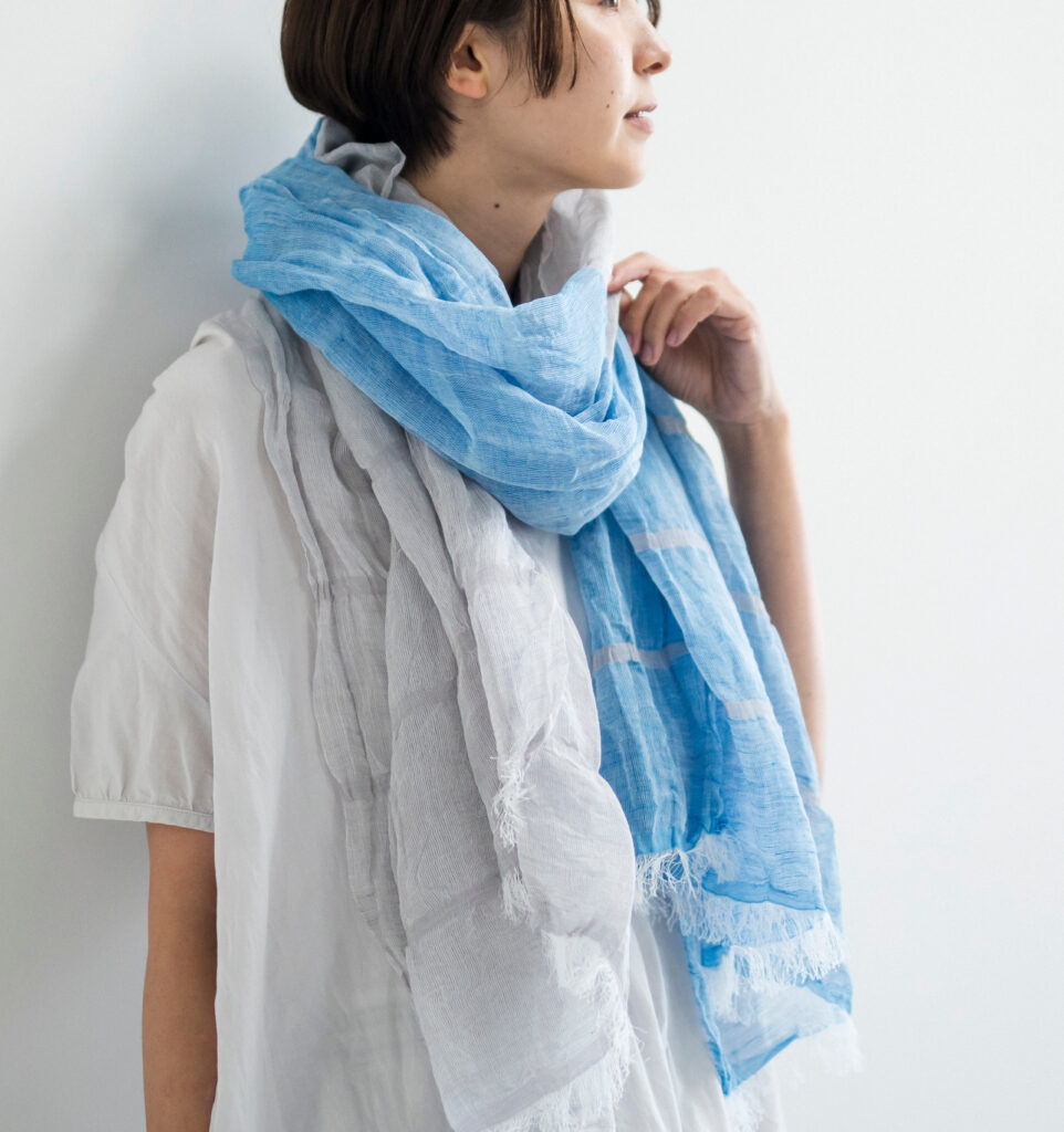 SHIBO　リネンコットンツートンショール　ブライトブルー　着用画像