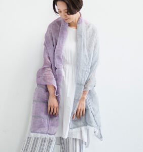 SHIBO　リネンコットンツートンショール　ダリアカラー　着用画像