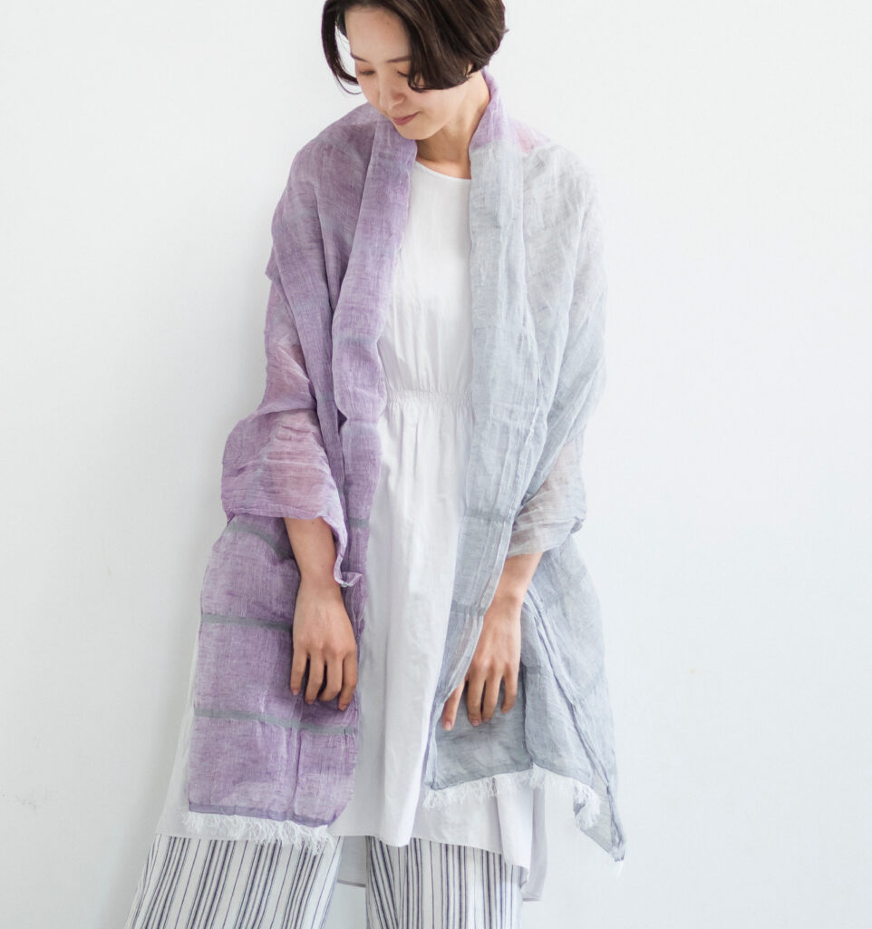 SHIBO　リネンコットンツートンショール　ダリアカラー　着用画像