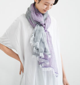 SHIBO　リネンコットンツートンショール　ダリアカラー　着用画像