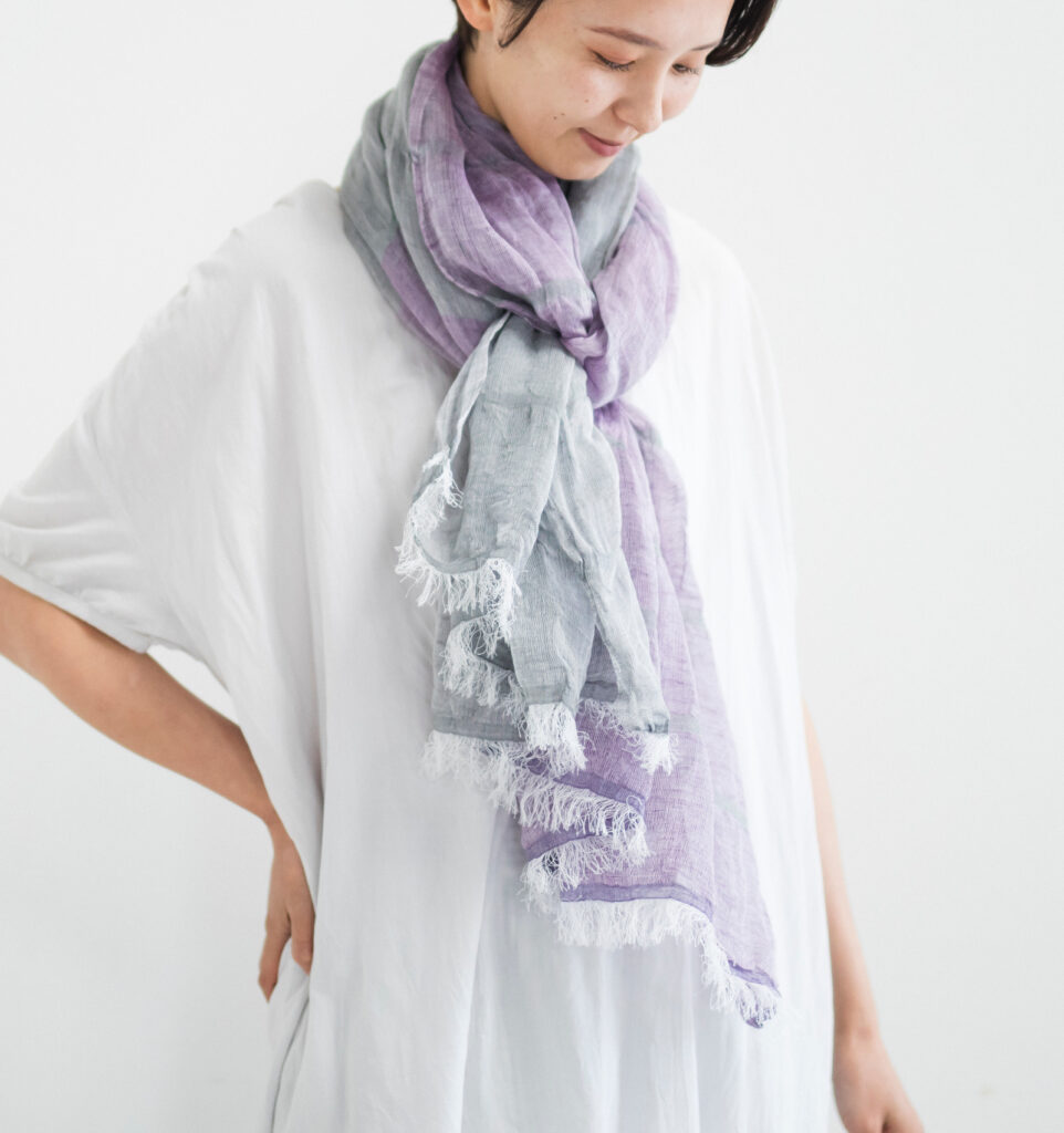 SHIBO　リネンコットンツートンショール　ダリアカラー　着用画像