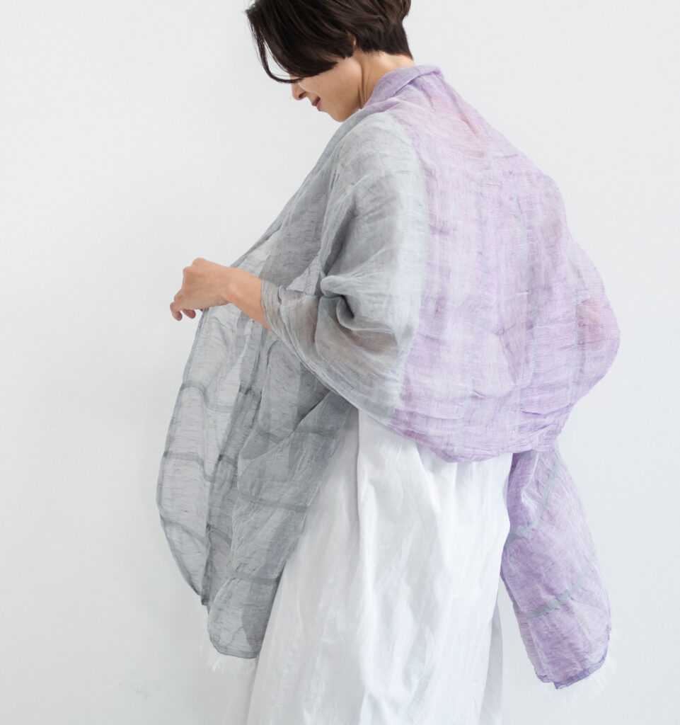 SHIBO　リネンコットンツートンショール　ダリアカラー　着用画像