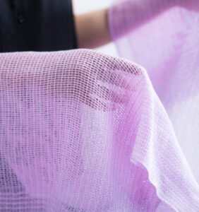 和紙＆オーガニックコットンショートマフラー　ライラックカラー　着用画像