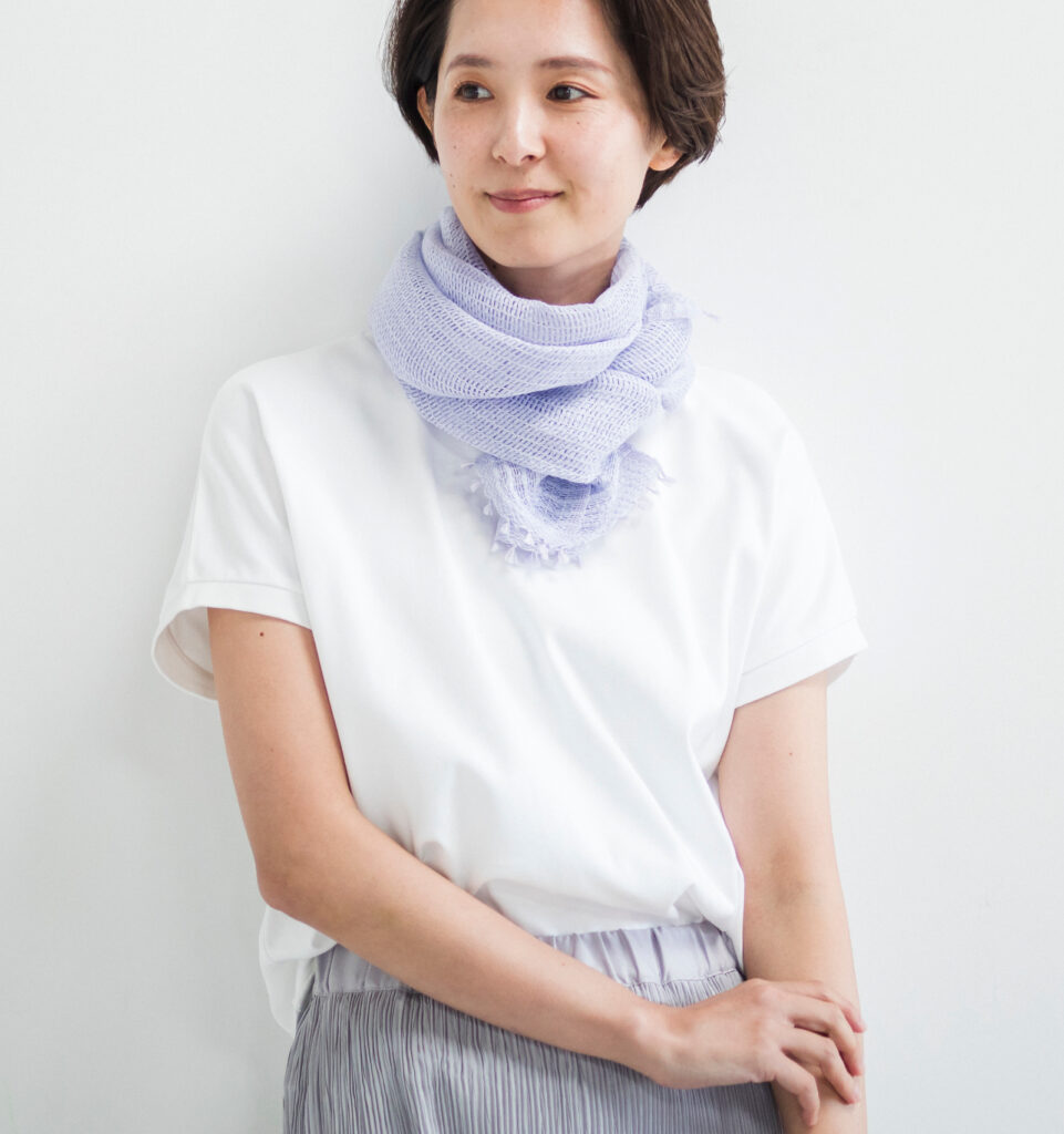 和紙＆オーガニックコットンショートマフラー　ラベンダーカラー　着用画像