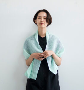 和紙＆オーガニックコットンショートマフラー　ミントカラー　着用画像