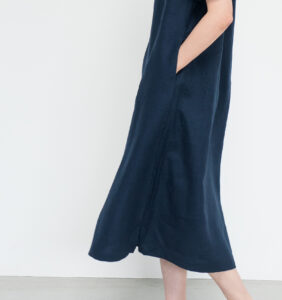 ワンピース　LOOSY：ONE　ネイビー　女性着用画像　正面全身