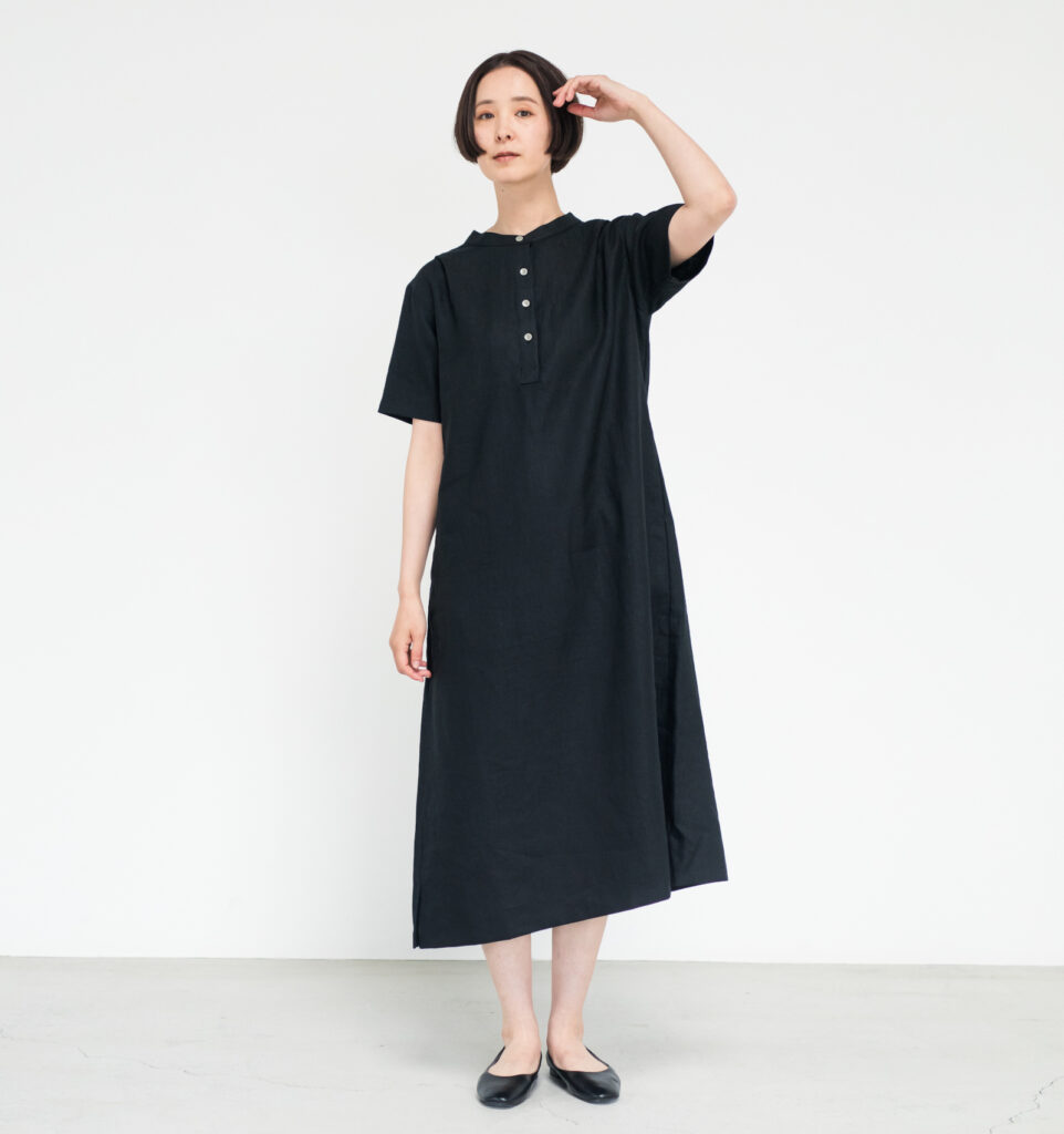 ワンピース　LOOSY：ONE　ブラック　ポケットに手を入れた女性　着用画像　前面