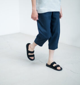 LOOSY:9 リネン100％パンツ着用画像　ネイビーカラー