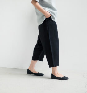 LOOSY:9 リネン100％パンツ着用画像　ブラックカラー