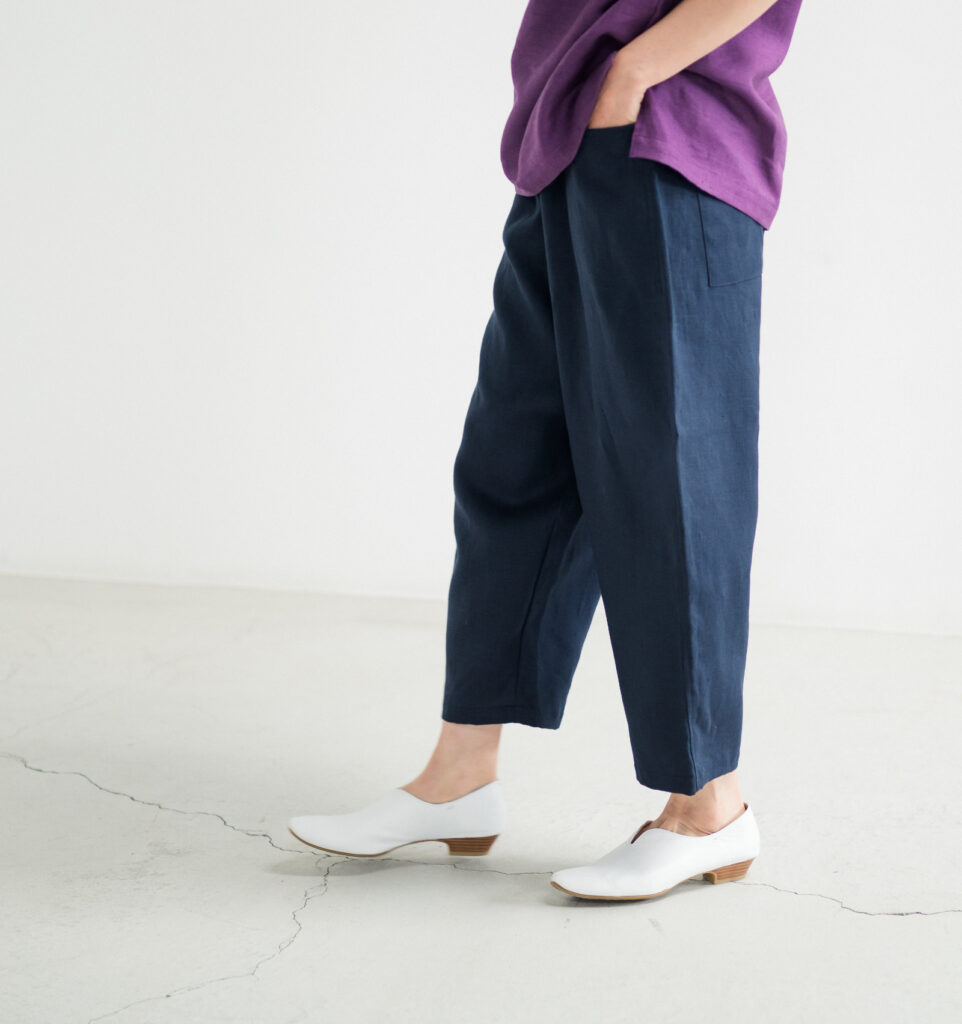 LOOSY:9 リネン100％パンツ着用画像　ネイビーカラー