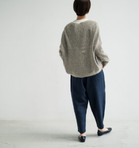 LOOSY:9 リネン100％パンツ着用画像　ネイビーカラー