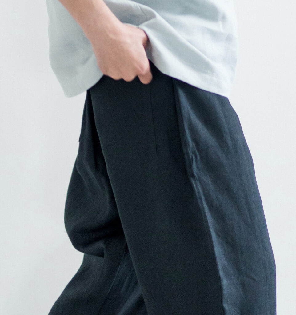 LOOSY:9 リネン100％パンツ着用画像　ネイビーカラー