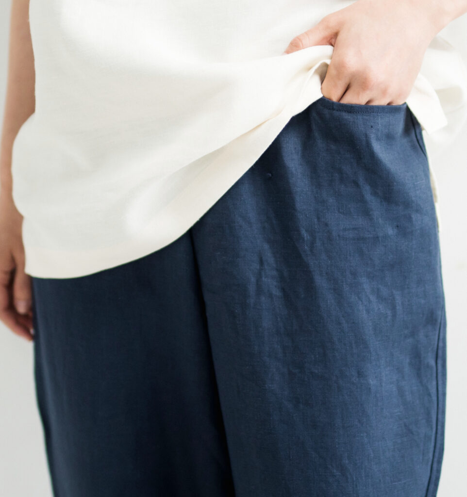 LOOSY:9 リネン100％パンツ着用画像　ネイビーカラー