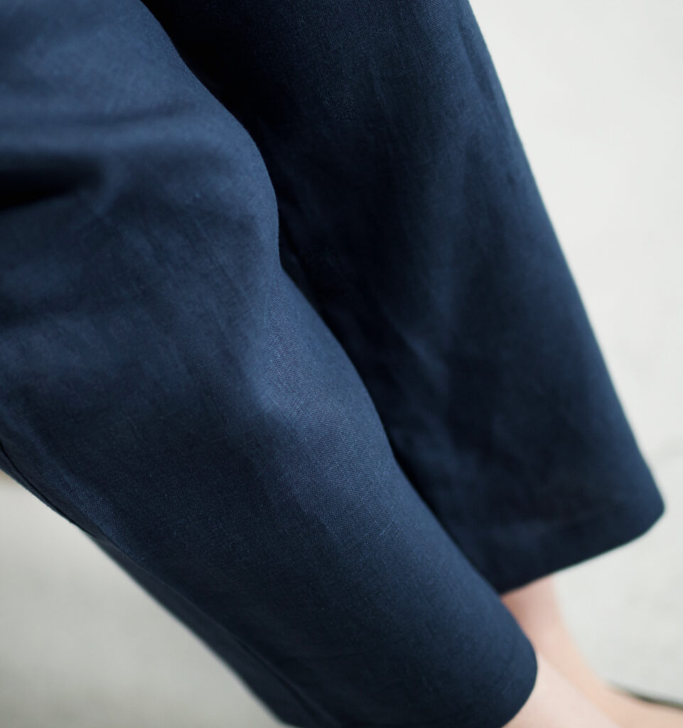LOOSY:9 リネン100％パンツ着用画像　ネイビーカラー