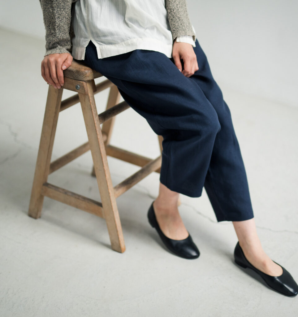 LOOSY:9 リネン100％パンツ着用画像　ネイビーカラー