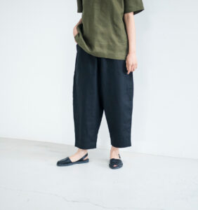 LOOSY:9 リネン100％パンツ着用画像　ブラックカラー