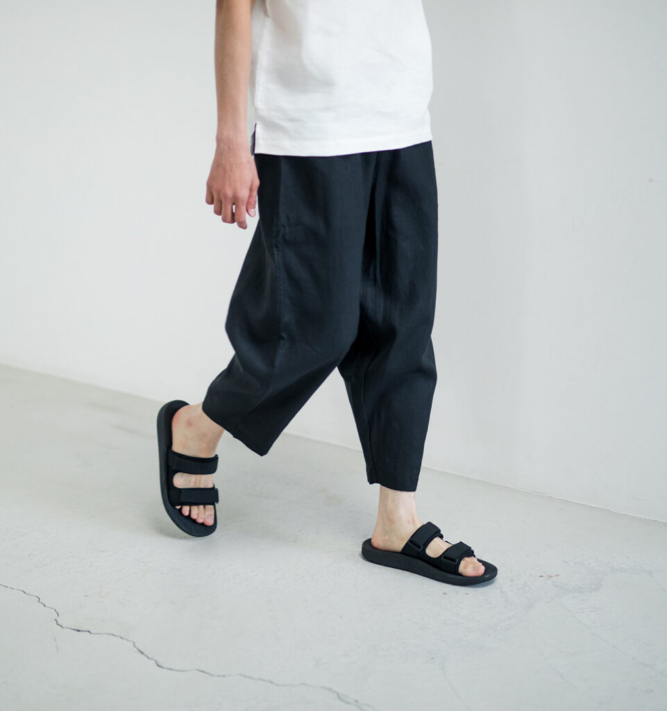 LOOSY:9 リネン100％パンツ着用画像　ブラックカラー