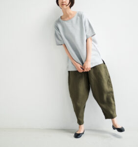 LOOSY:9 リネン100％パンツ着用画像　オリーブカラー
