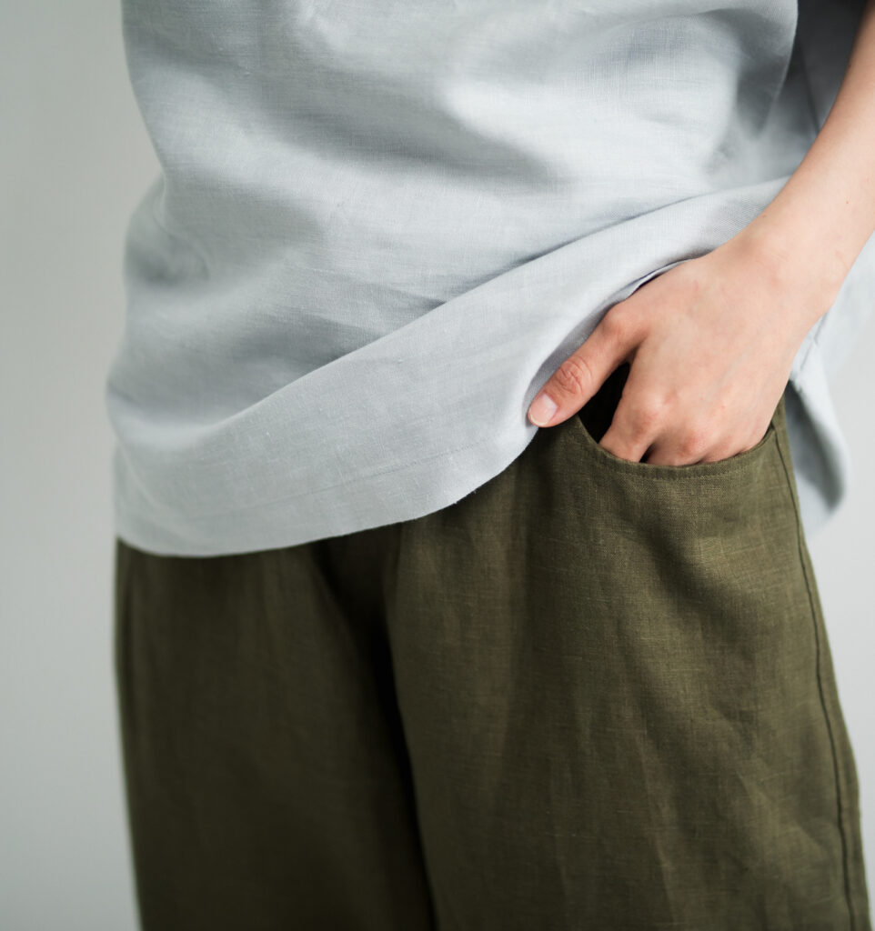 LOOSY:9 リネン100％パンツ着用画像　オリーブカラー