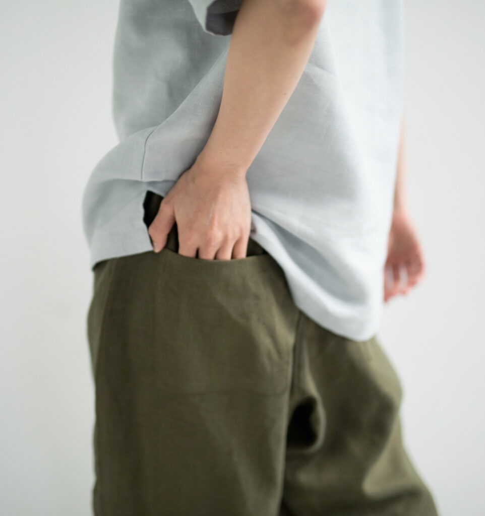 LOOSY:9 リネン100％パンツ着用画像　オリーブカラー