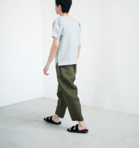 LOOSY:9 リネン100％パンツ着用画像　オリーブカラー