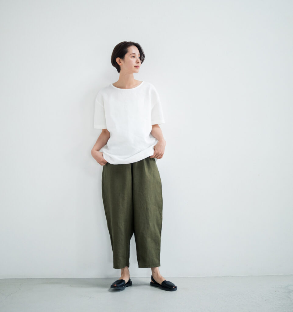 LOOSY:9 リネン100％パンツ着用画像　オリーブカラー