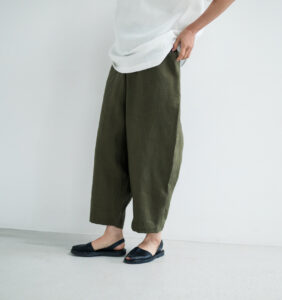 LOOSY:9 リネン100％パンツ着用画像　オリーブカラー