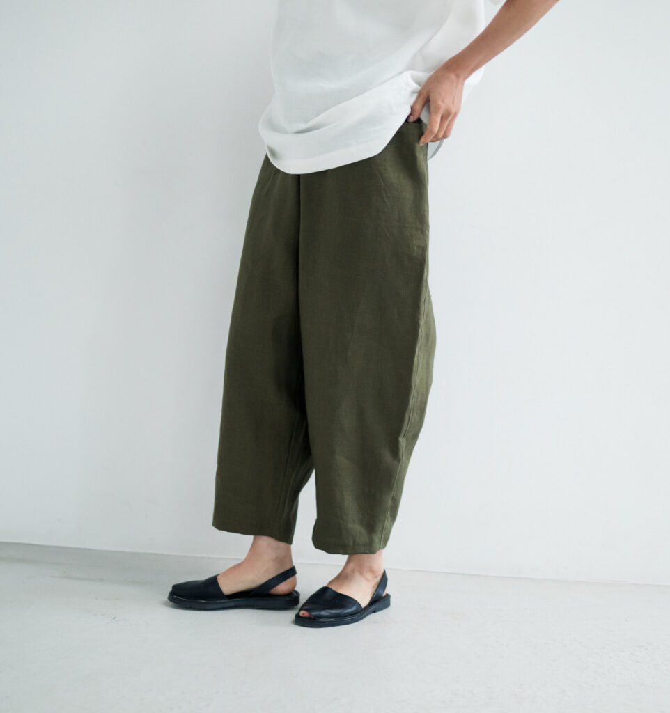 LOOSY:9 リネン100％パンツ着用画像　オリーブカラー