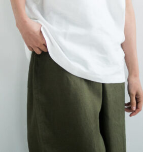 LOOSY:9 リネン100％パンツ着用画像　オリーブカラー