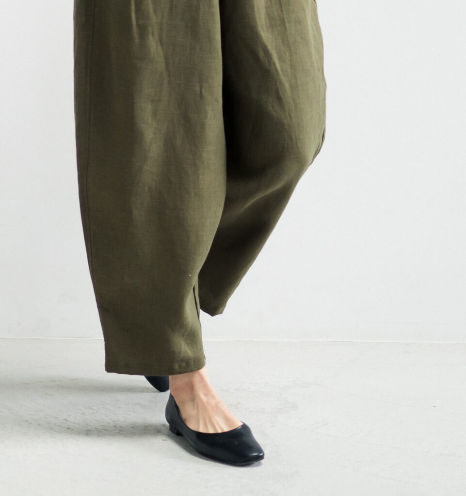 LOOSY:9 リネン100％パンツ着用画像　オリーブカラー