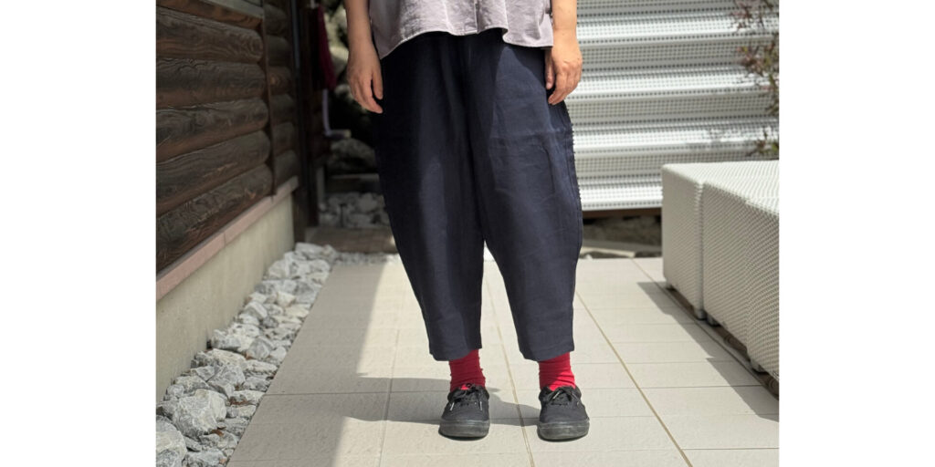 LOOSY:9 リネン100％パンツ着用画像　ブラックカラー
