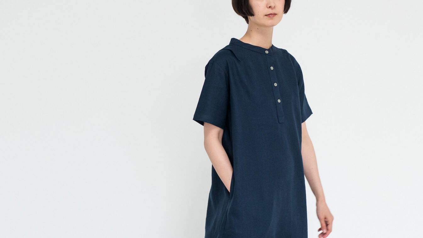 ワンピース　LOOSY：ONE　ネイビー　女性着用画像　前面　全身