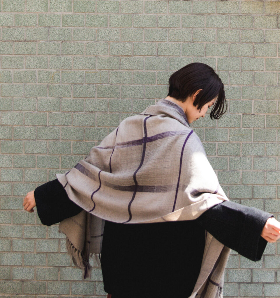 AYA ウールショール ウィンドウペーン　ベージュ着用画像
