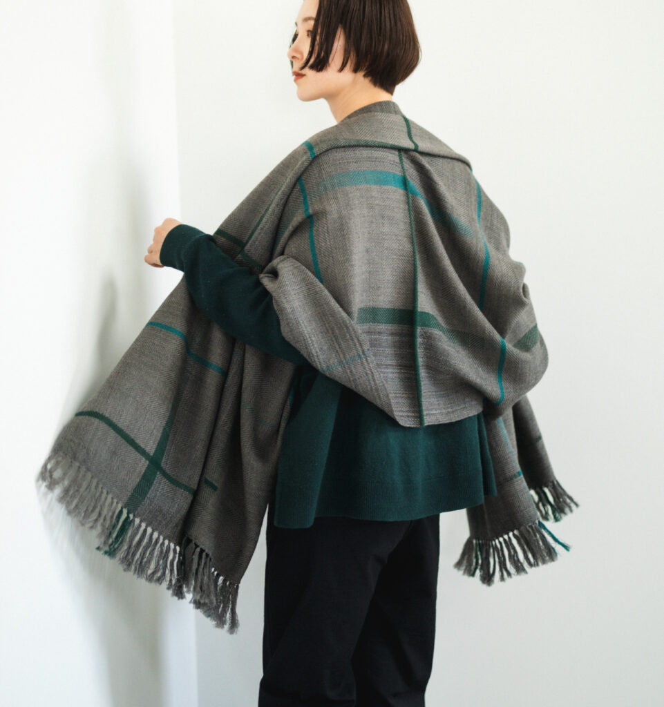 AYA ウールショール ウィンドウペーン　　モカブラウン時着用画像