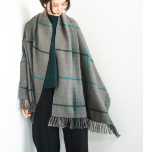 AYA ウールショール ウィンドウペーン　　モカブラウン時着用画像