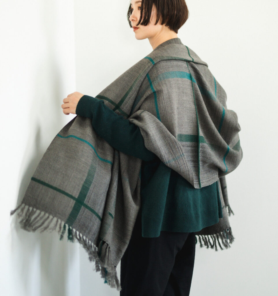 AYA ウールショール ウィンドウペーン　　モカブラウン時着用画像