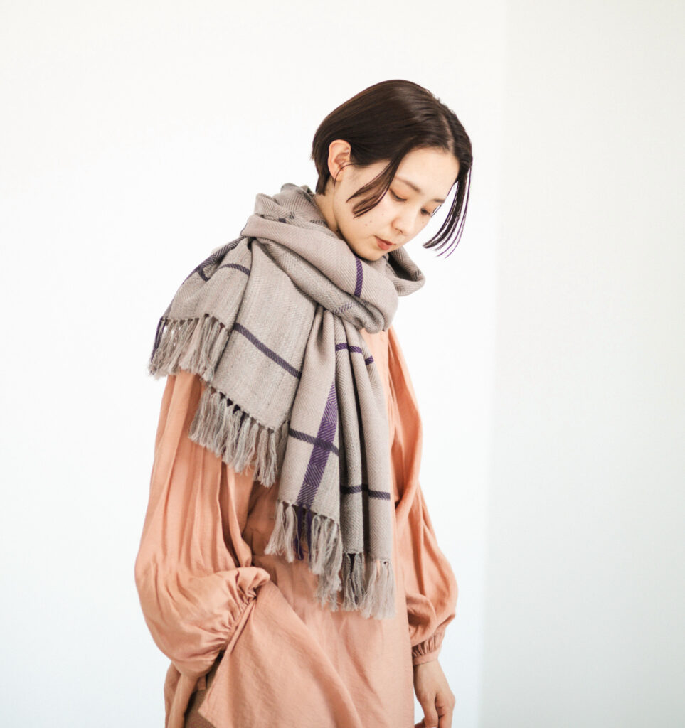 AYA ウールショール ウィンドウペーン　ベージュ着用画像