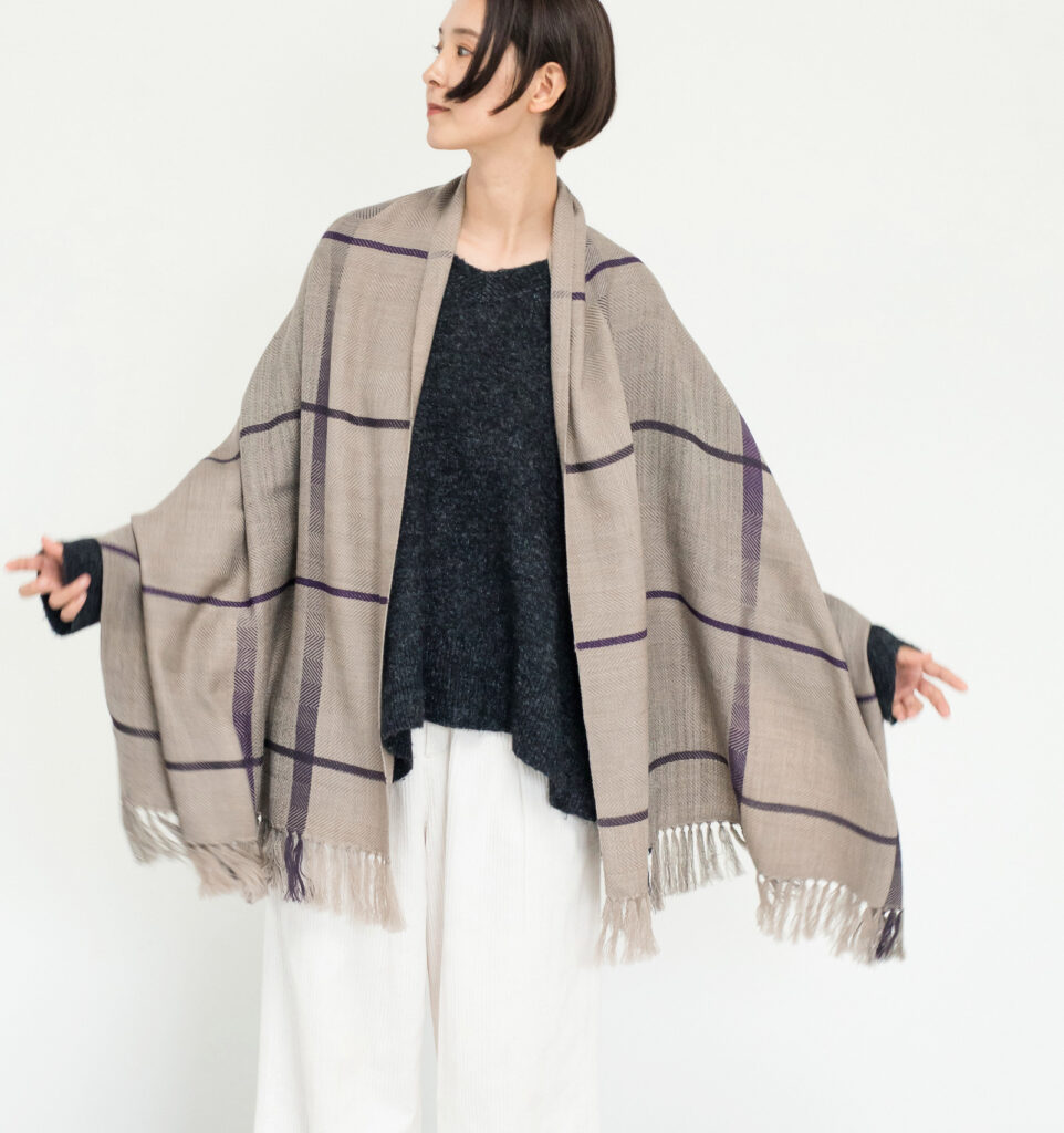 AYA ウールショール ウィンドウペーン　ベージュ着用画像