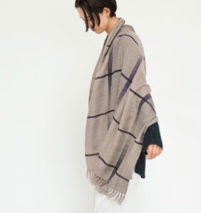 AYA ウールショール ウィンドウペーン　ベージュ着用画像