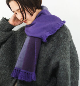 WAKKA　ウールイージーマフラー　バイオレットカラー　着用画像